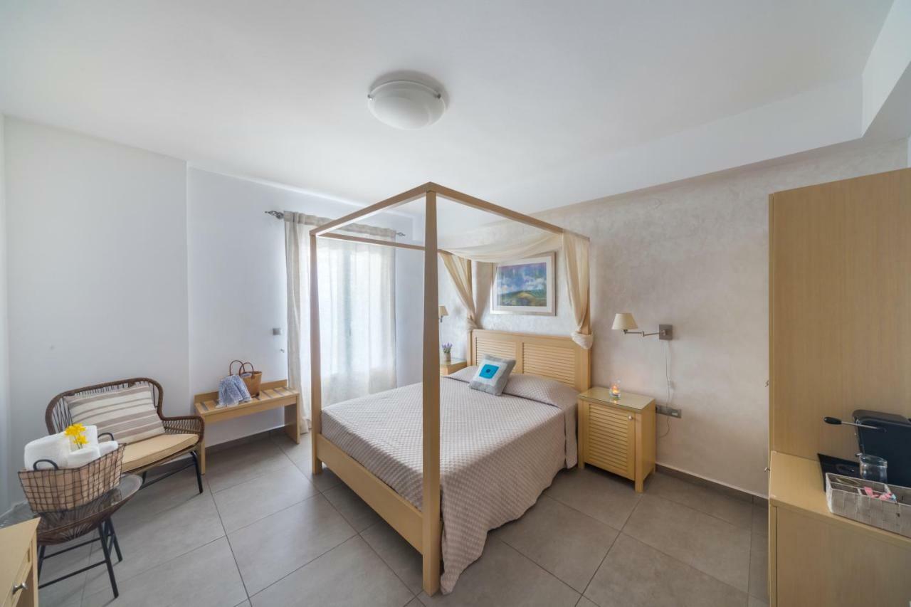 Blue Harmony Hotel Kini Exterior photo